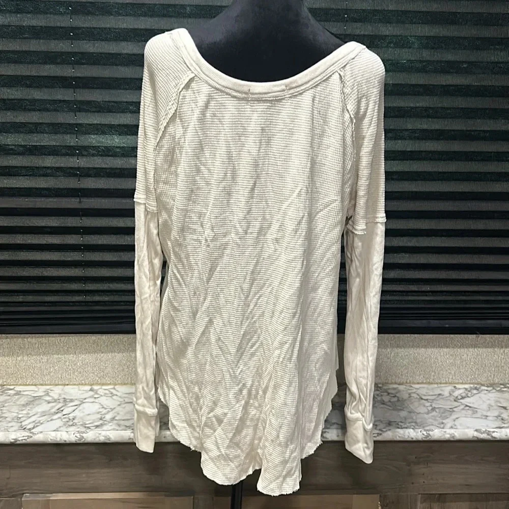 Treasure & Bond Women’s Cream LS Waffle Knit Raw Hem Cotton Thermal Shirt Medium - Picture 3 of 8